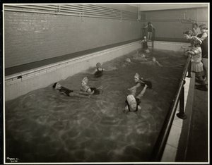 Niñas nadando en la Asociación para Ciegos de Nueva York, 111 East 59th Street, Nueva York, 1930 (impresión de gelatina de plata)
